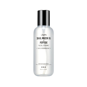 Klar flaske med sort låg, tekst: "Jumiso Snail Mucin 95 + Peptide Facial Essence, Non-Comedogenic".