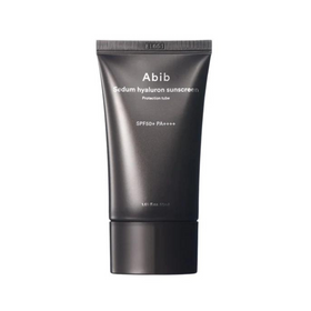 Mørkt rør med teksten "Abib Sedum Hyaluron Sunscreen SPF50+ PA++++" og volumemærkning 50ml.