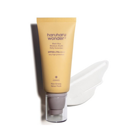 Beige tube med tekst "Haruharu Wonder". Hvid creme ved siden. SPF50+ PA++++.