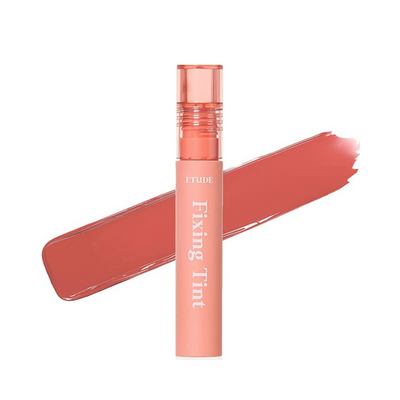 Etude Fixing Tint i farven Mellow Peach med en baggrund af en bred, malet farvestribe.