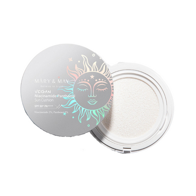 Grå solpude med solmotiv, teksten "Vegan Niacinamide Panthenol Sun Cushion SPF50+ PA++++".