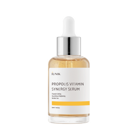 Klar flaske med dropper. Etiket siger "iUNIK Propolis Vitamin Synergy Serum."