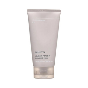 Grå tube med Innisfree Volcanic Pore BHA Cleansing Foam, 150g, trykt på forsiden.