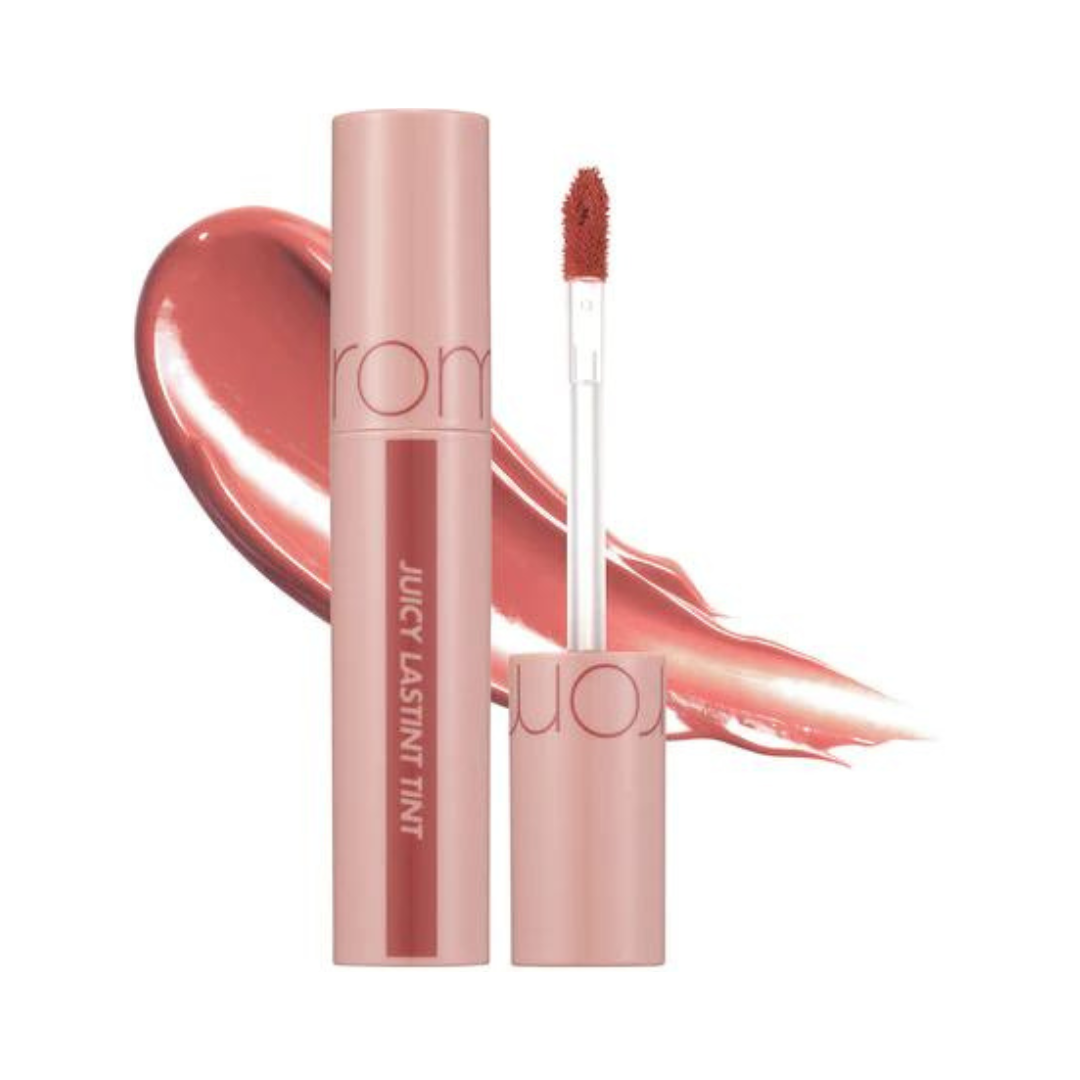 Lyserød emballage med applikator og varm nude lip tint-swatch i en glansfuld finish.