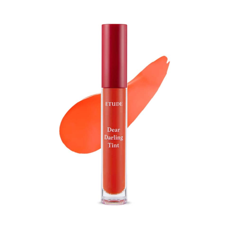 Klar tube med rød læbetint og hætte, mærket "Etude Dear Darling Tint," med rød farveprøve bagved.