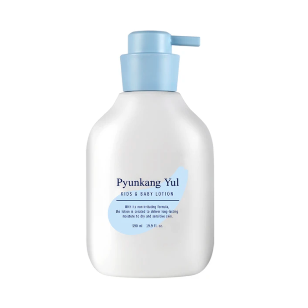Hvid flaske med blå pumpe, mærket "Pyunkang Yul Kids & Baby Lotion".