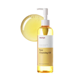 Klar flaske med pumpe, gul olie. Etiket: "Manyo - Pure Cleansing Oil". Olieklat ved siden af.