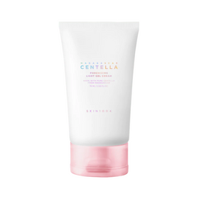 Hvid tube med pink låg, mærket "Madagascar Centella Poremizing Light Gel Cream" fra SKIN1004.