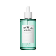 Klar flaske med SKIN1004 Centella Tea-Trica Relief Ampoule. Lys grøn væske, hvid etiket.