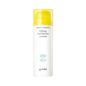 Hvid flaske med gul hætte, tekst: "VITA-C Dark Spot Care Sun Serum, SPF 50+, PA++++".