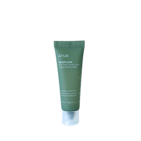 Grønt rør med teksten "Anua Heartleaf Succinic Moisture Cleansing Foam" på forsiden.