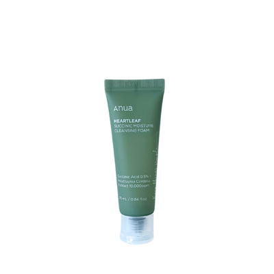 Grønt rør med teksten "Anua Heartleaf Succinic Moisture Cleansing Foam" på forsiden.