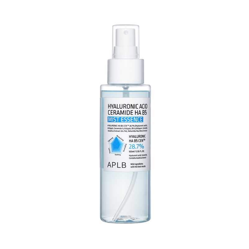 Klar sprayflaske med label "Hyaluronic Acid Ceramide HA B5 Mist Essence" og ingredienser.