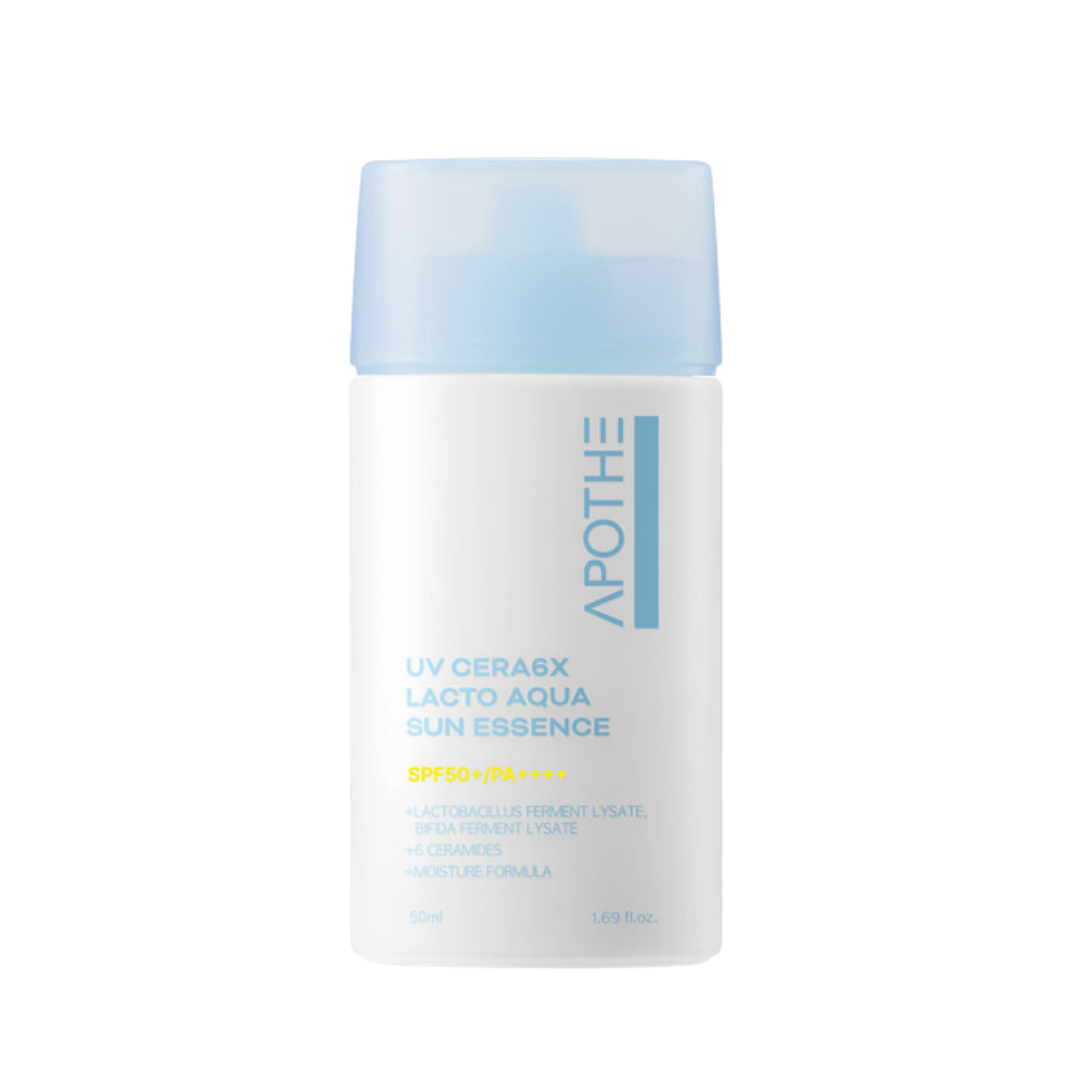 Hvid flaske med lyseblå låg. Tekst: "APOTHE, UV CERA6X LACTO AQUA SUN ESSENCE, SPF50+/PA++++".