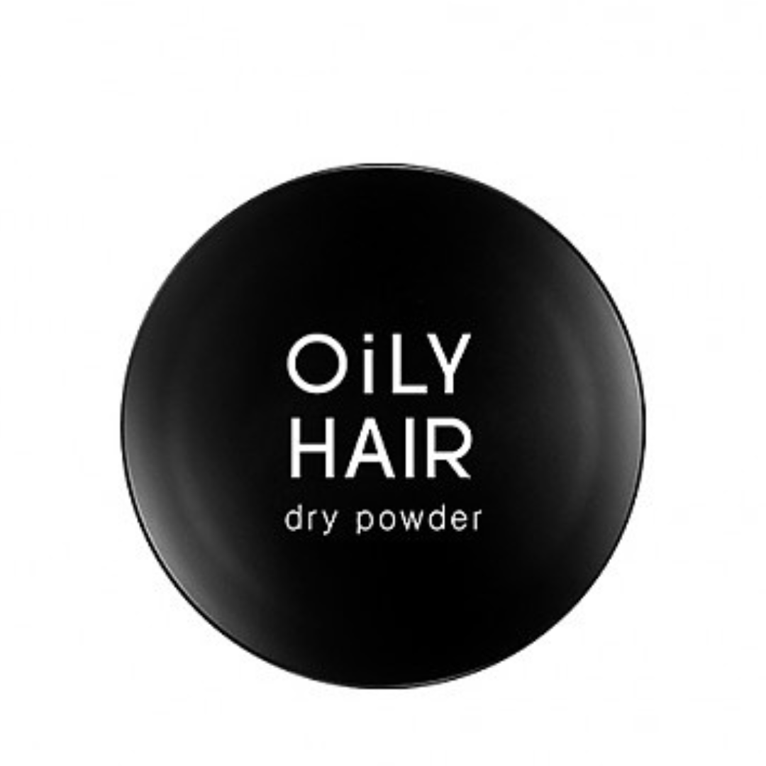 Sort rund beholder med teksten "OILY HAIR dry powder" i hvid skrift.