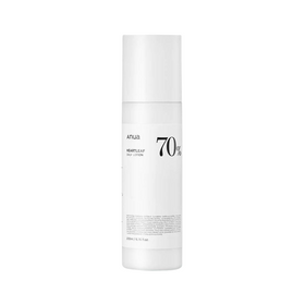 Hvid flaske med sort tekst "Anua" og "70% Heartleaf Daily Lotion", minimalistisk design.