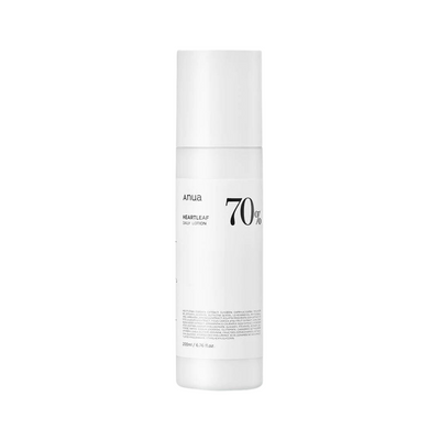 Hvid flaske med sort tekst "Anua" og "70% Heartleaf Daily Lotion", minimalistisk design.