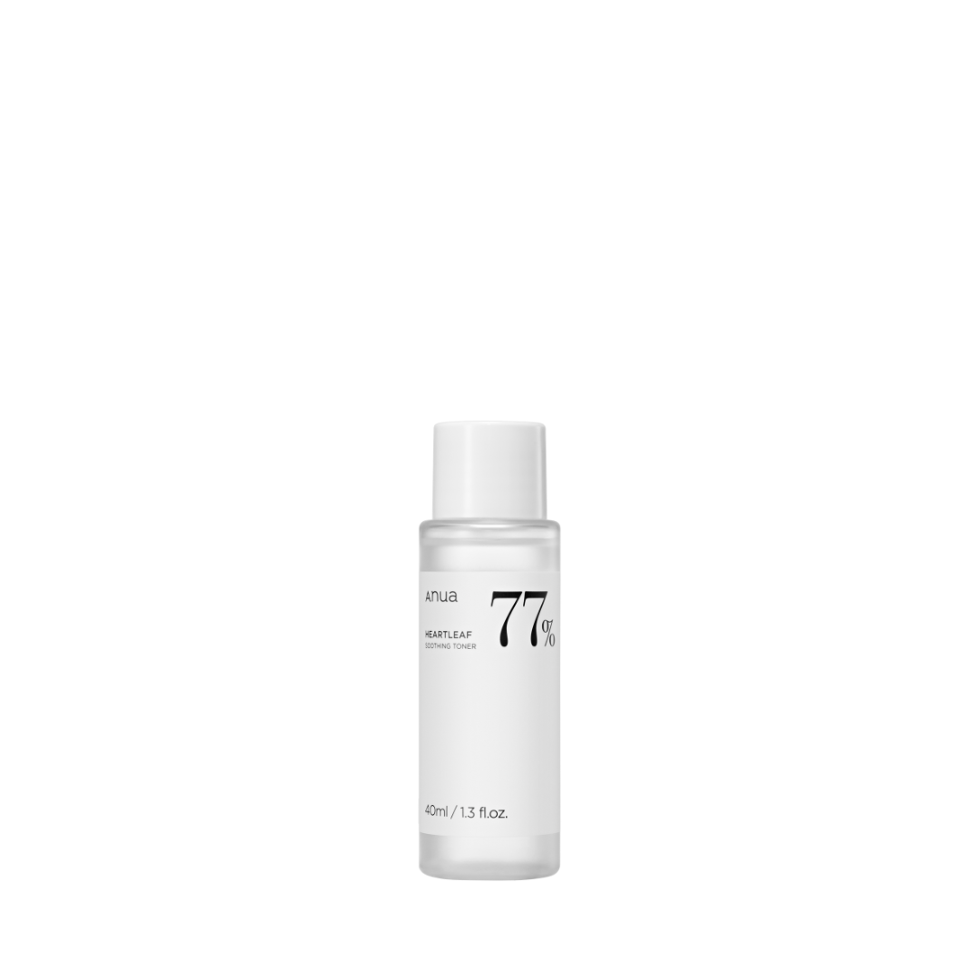 Klar flaske med hvidt låg, mærket "Anua Heartleaf 77% Soothing Toner" og "40 ml".