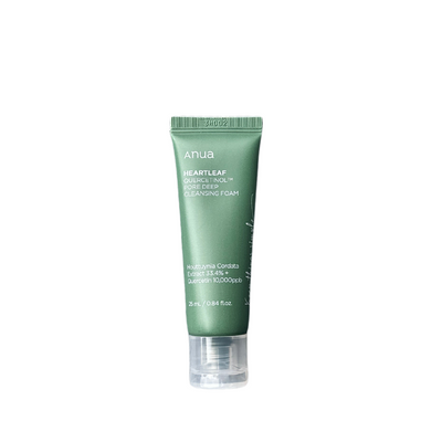 Grøn tube med "Anua Heartleaf Quercetinol Pore Deep Cleansing Foam," 25 ml.