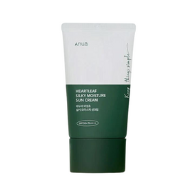 Tube med hvid top, grøn bund, "Anua" og "Heartleaf Silky Moisture Sun Cream SPF50+ PA++++".