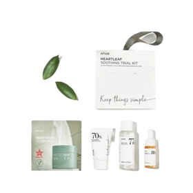 Anua Heartleaf Soothing Trial Kit med tre flasker, en pose og en æske. To grønne blade ved siden af.