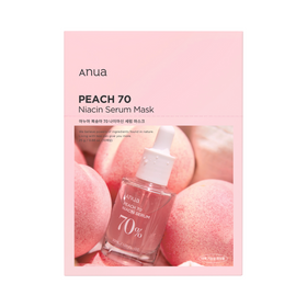 Rosa pakke med Anua Peach 70 Niacin Serum Mask, omgivet af ferskner og serumflaske.