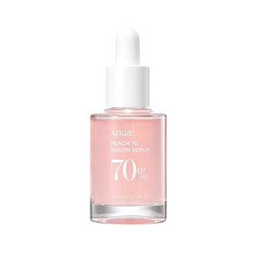 Klar flaske med lyserød væske og hvid dråbeprop. Etikette: "Anua Peach 70 Niacinamide Serum".