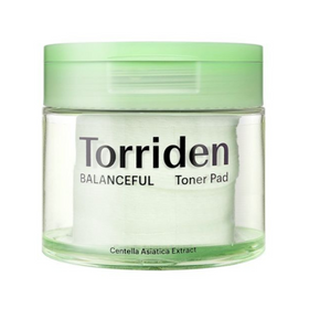 Klar beholder med grøn låg, mærket "Torriden BALANCEFUL Toner Pad" med Centella Asiatica ekstrakt.