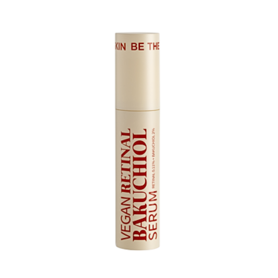 Beige flaske med rød tekst "VEGAN RETINAL BAKUCHIOL SERUM" på forsiden.