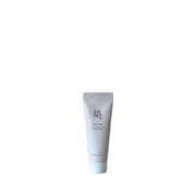 Hvid tube med koreansk tekst og "Revive Eye Serum Ginseng + Retinal" på forsiden.