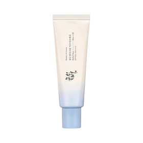 Hvid og blå tube med tekst på engelsk og koreansk, indeholder solcreme med SPF50+ PA++++.
