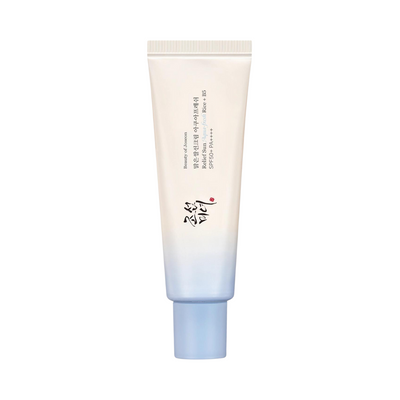 Hvid og blå tube med tekst på engelsk og koreansk, indeholder solcreme med SPF50+ PA++++.
