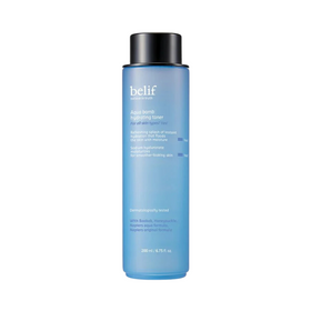 Blå flaske med sort låg, "Belif Aqua Bomb Hydrating Toner" i hvid tekst. 200 ml. Hudplejeprodukt.