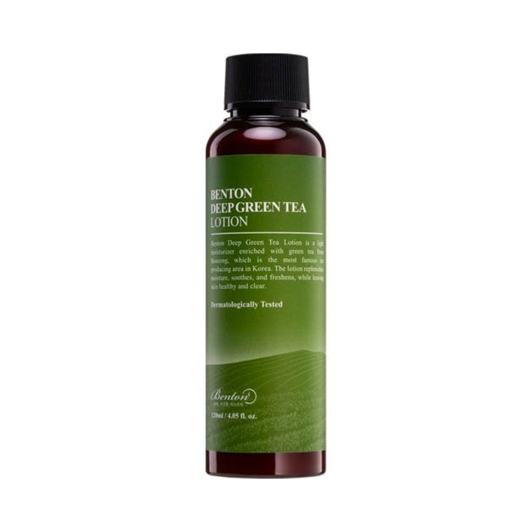 Flaske med Bentons Deep Green Tea Lotion, grøn etiket og sort låg. Tekst beskriver produktet.