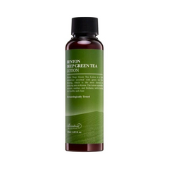 Flaske med Bentons Deep Green Tea Lotion, grøn etiket og sort låg. Tekst beskriver produktet.