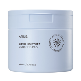 Lys blå krukke med teksten "Anua Birch Moisture Boosting Pad" og logo. Indhold: 160 ml.