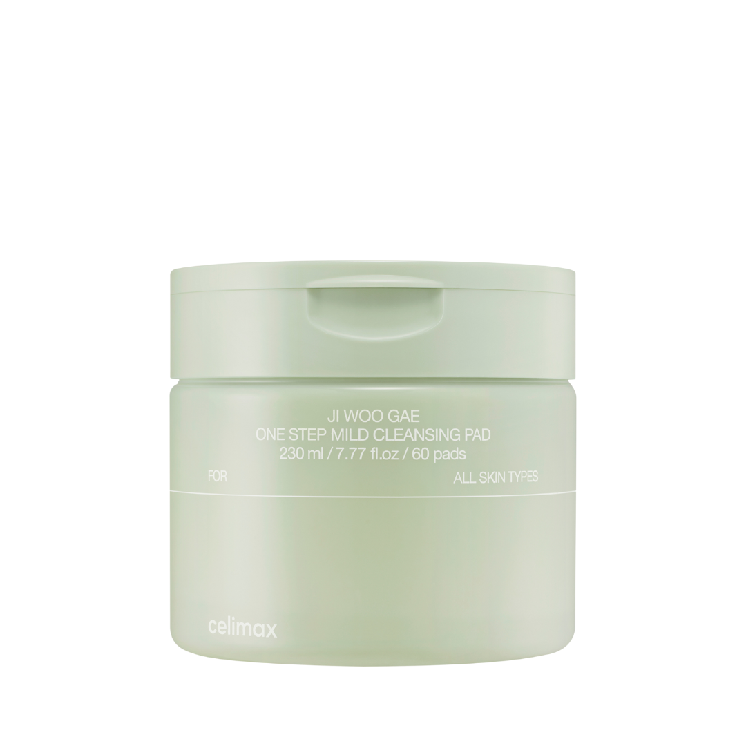 Lysegrøn beholder med låg, tekst: "JI WOO GAE, One Step Mild Cleansing Pad, 230 ml, 60 pads".