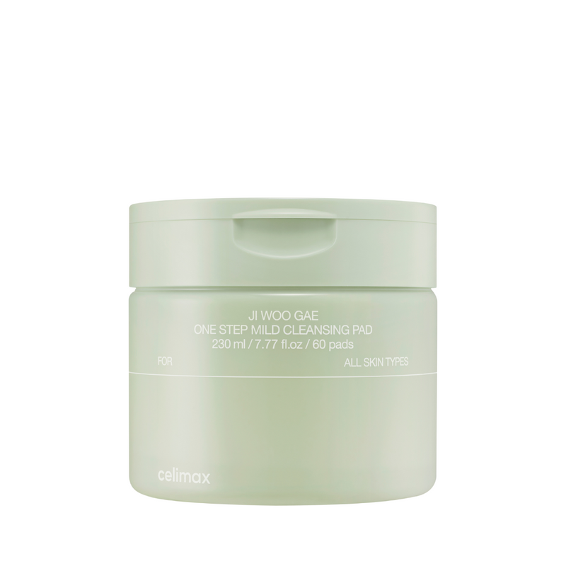 Lysegrøn beholder med låg, tekst: "JI WOO GAE, One Step Mild Cleansing Pad, 230 ml, 60 pads".