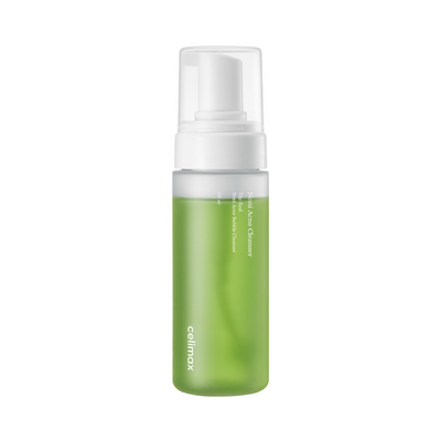 Grøn flaske med hvid pumpe, mærket "Celimax" og "Noni Acne Bubble Cleanser."
