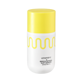 Hvid flaske med gul bølget linje og gul hætte. Tekst: Vitamin C Brightening Sun Serum SPF50+ PA++++.