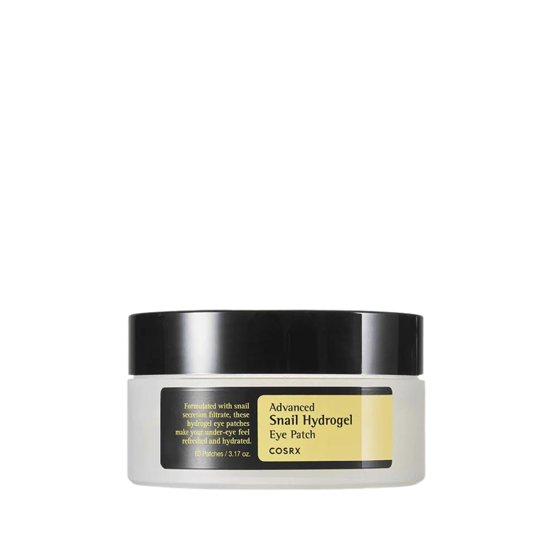 Rund, gennemsigtig krukke med sort låg. Etiket: "Advanced Snail Hydrogel Eye Patch" af Cosrx.