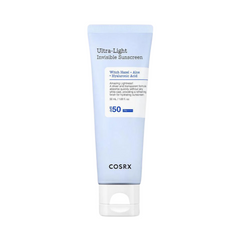 Cosrx Ultra-Light Invisible Sunscreen i lyseblå tube, SPF 50, 50 ml, med heksehassel og aloe.