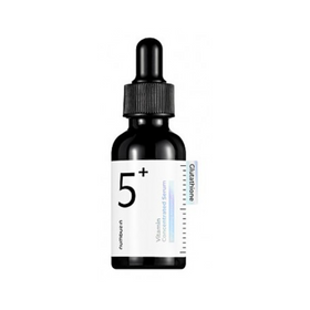 Mørk flaske med dråbelåg, mærket "5+ Vitamin Concentrated Serum" fra Numbuzin.