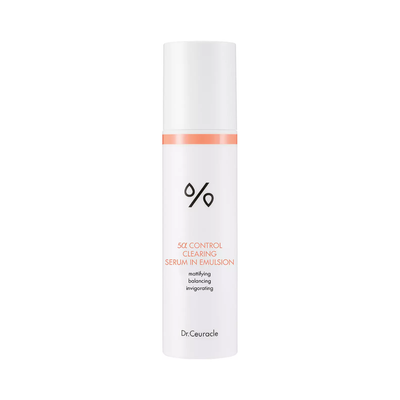 Hvid flaske med orange tekst: "5α Control Clearing Serum in Emulsion". Enkel og stilren.