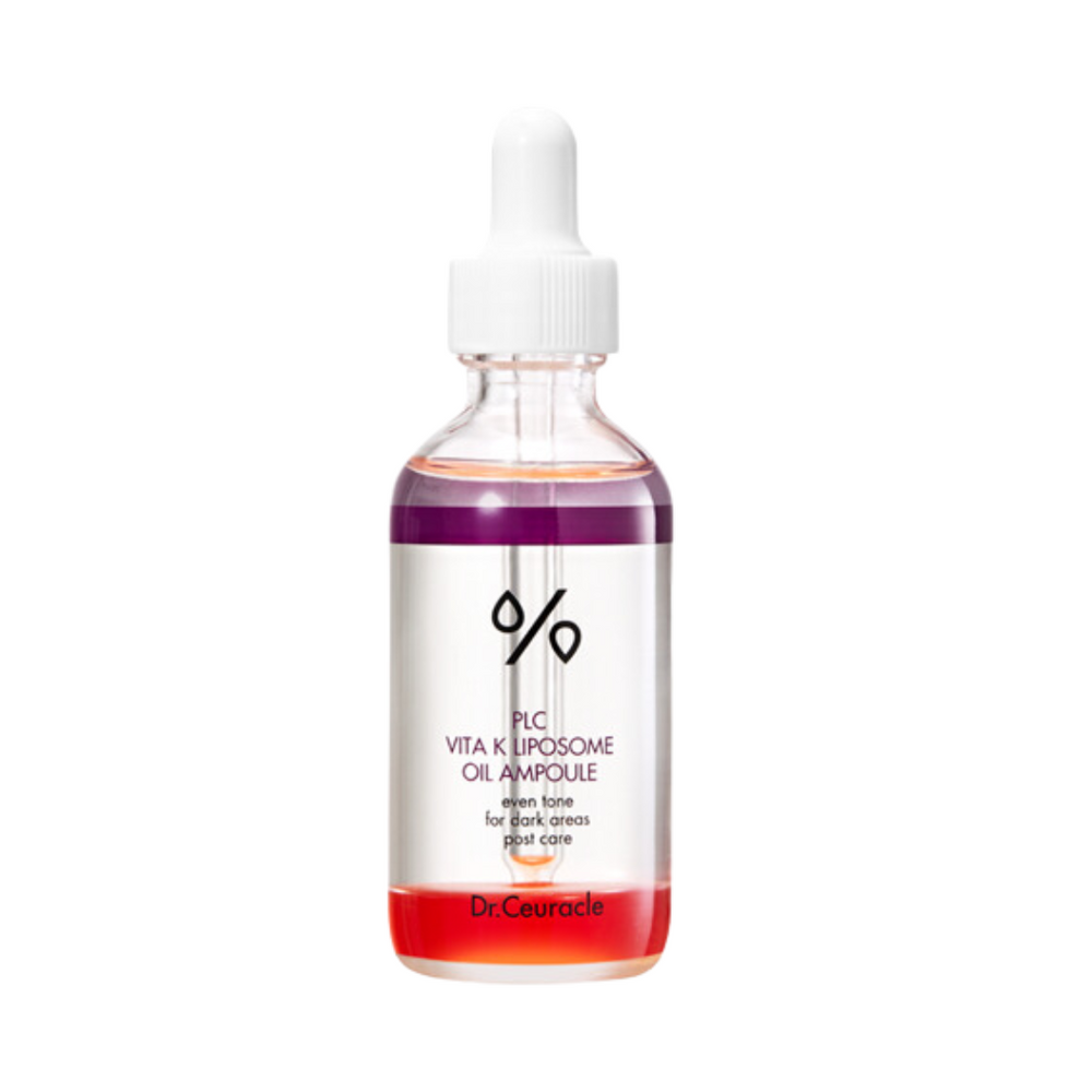 Klar glasflaske med hvid pipette, lilla bånd og rød væske. Etiket: "PLC Vita K Liposome Oil Ampoule".