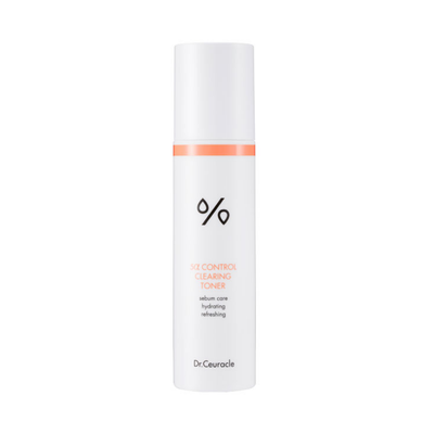 Hvid flaske med orange detaljer, tekst: "5α Control Clearing Toner", mærket Dr. Ceuracle.