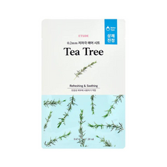 Pakke med Etude Tea Tree maske, grønne grene og tekst på hvid og blå baggrund.