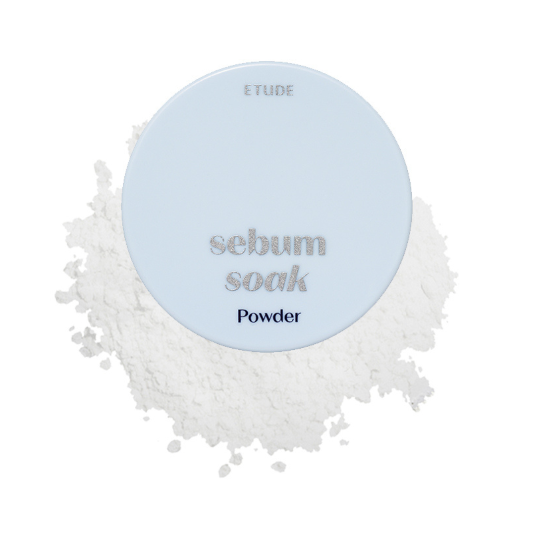 Rund, lyseblå beholder med "Etude Sebum Soak Powder" på hvidt pulverbaggrund.