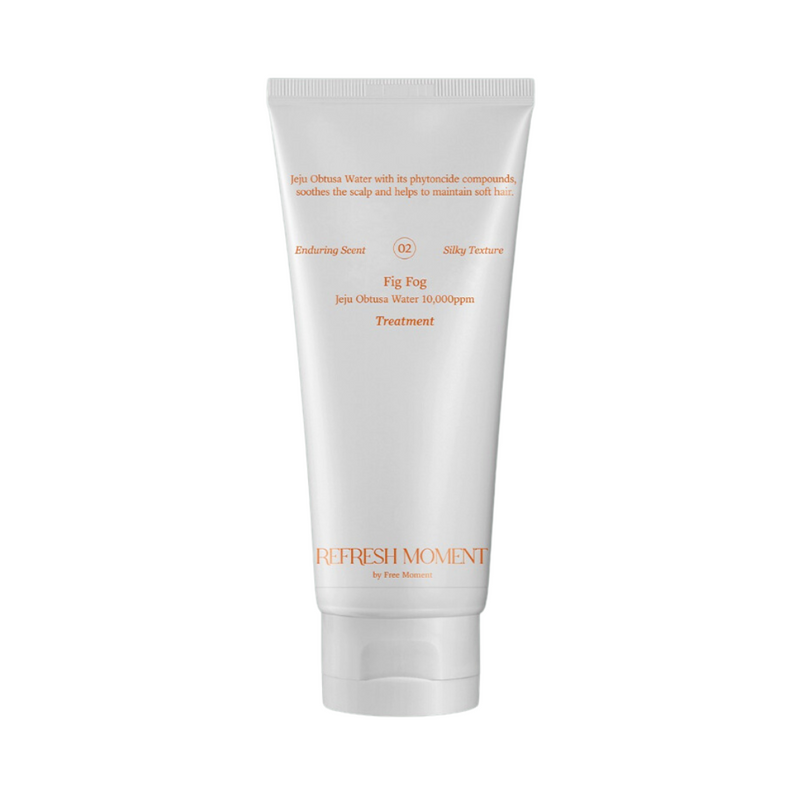Hvid tube med teksten "Refresh Moment Perfume Treatment" og "Fig Fog". Duft og ingredienser nævnt.
