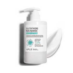 Hvid flaske med pumpe, mærket "Glutathione Niacinamide Body Lotion," med ingrediensdetaljer.